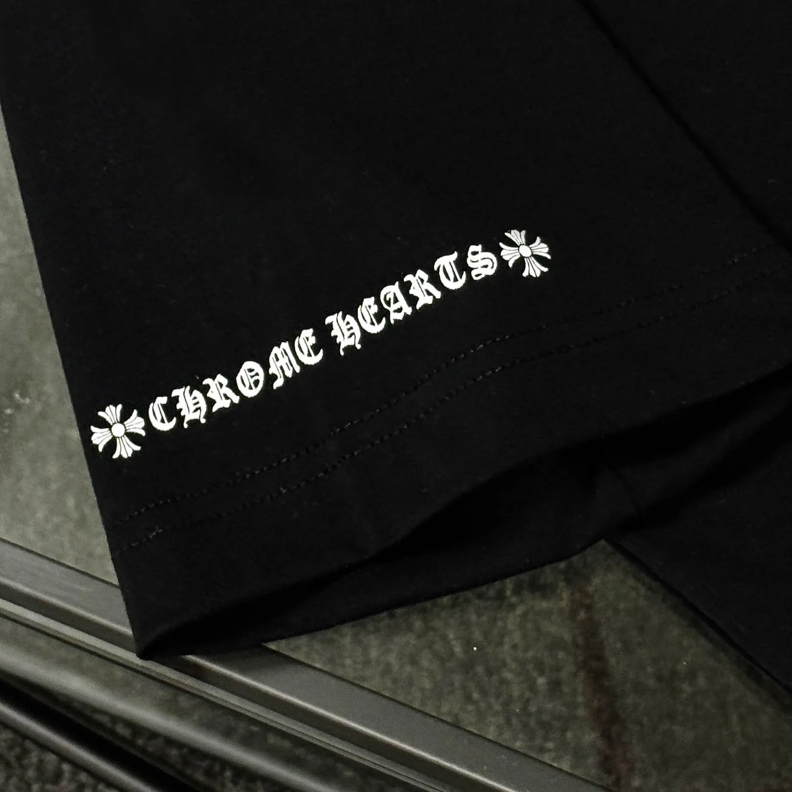 P170 Chrome Hearts 25 high-end versions. The fabric is made of 300 grams of high-density pure cotton. It does not deform or shrink. It has three labels. It is the same style for men and women. Technology: suede foaming + digital printing. Color: white, black. SIZE: S-XL.